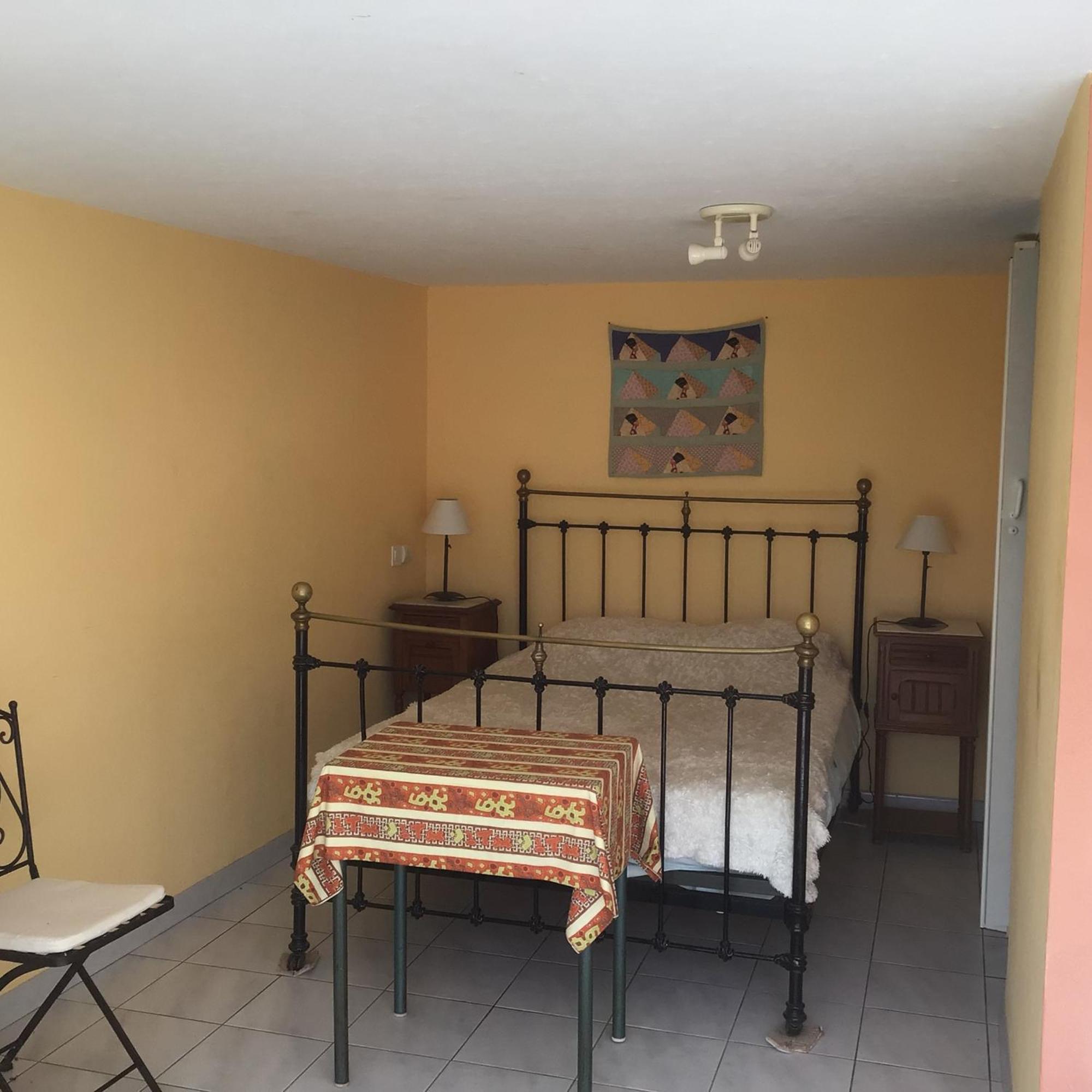 Les Conils - Gites Et Chambres D'Hotes Saint-Pierre-de-Vassols Szoba fotó